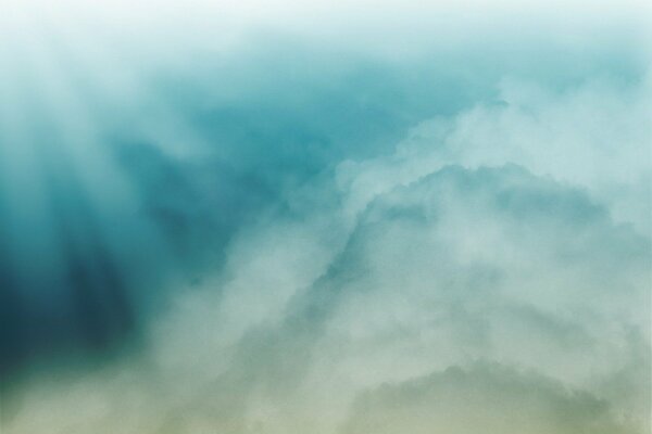 Nubes blancas en el cielo azul