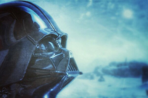 Darth Vader con un casco de Star Wars sobre un fondo azul