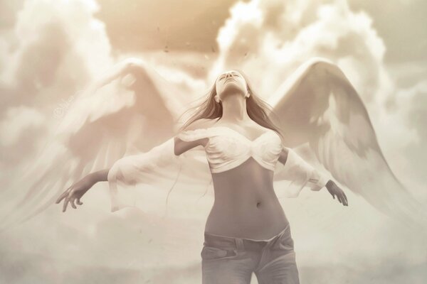 Девушка в джинсах с крыльями ангела