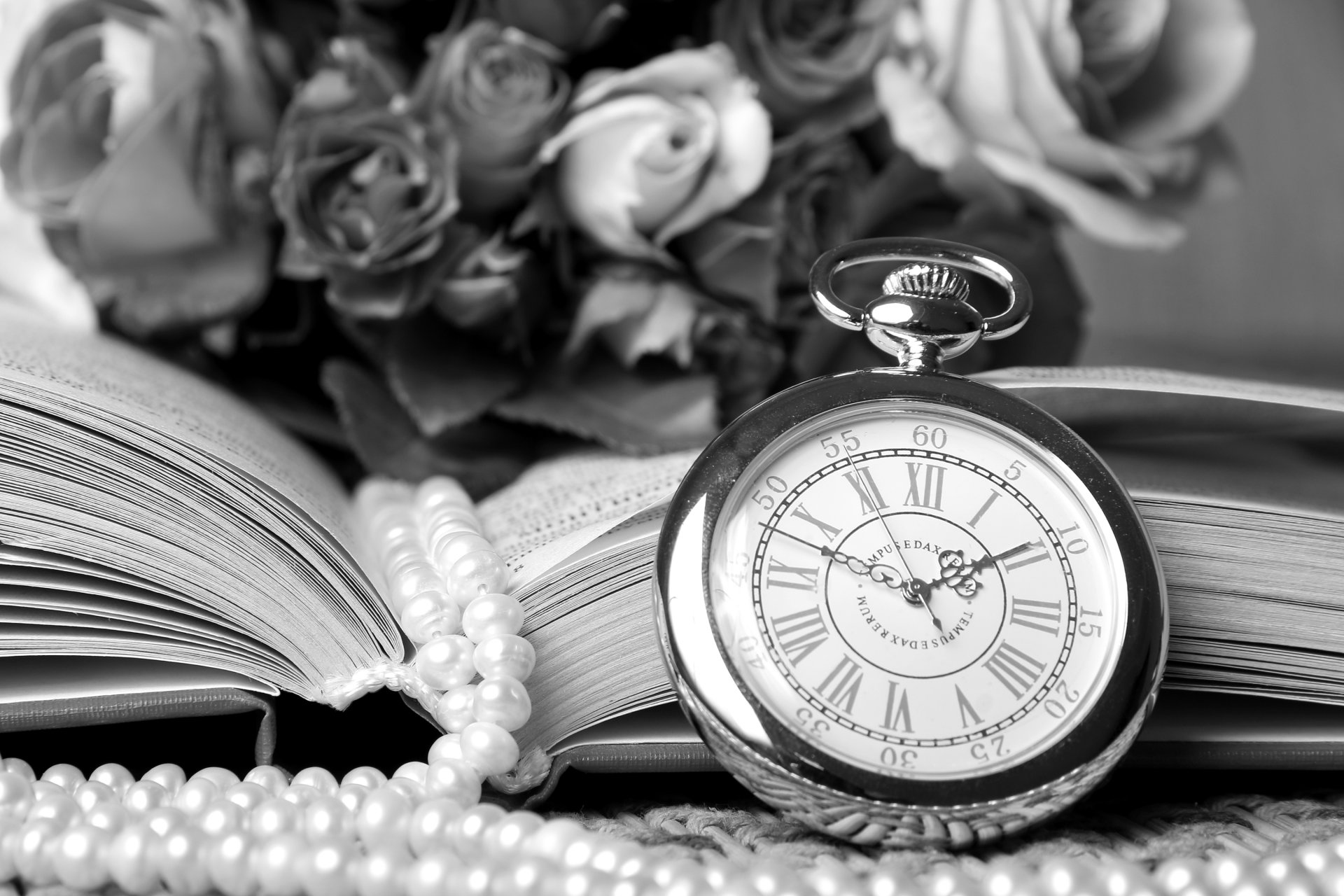 rétro vintage horloge collier livre roses