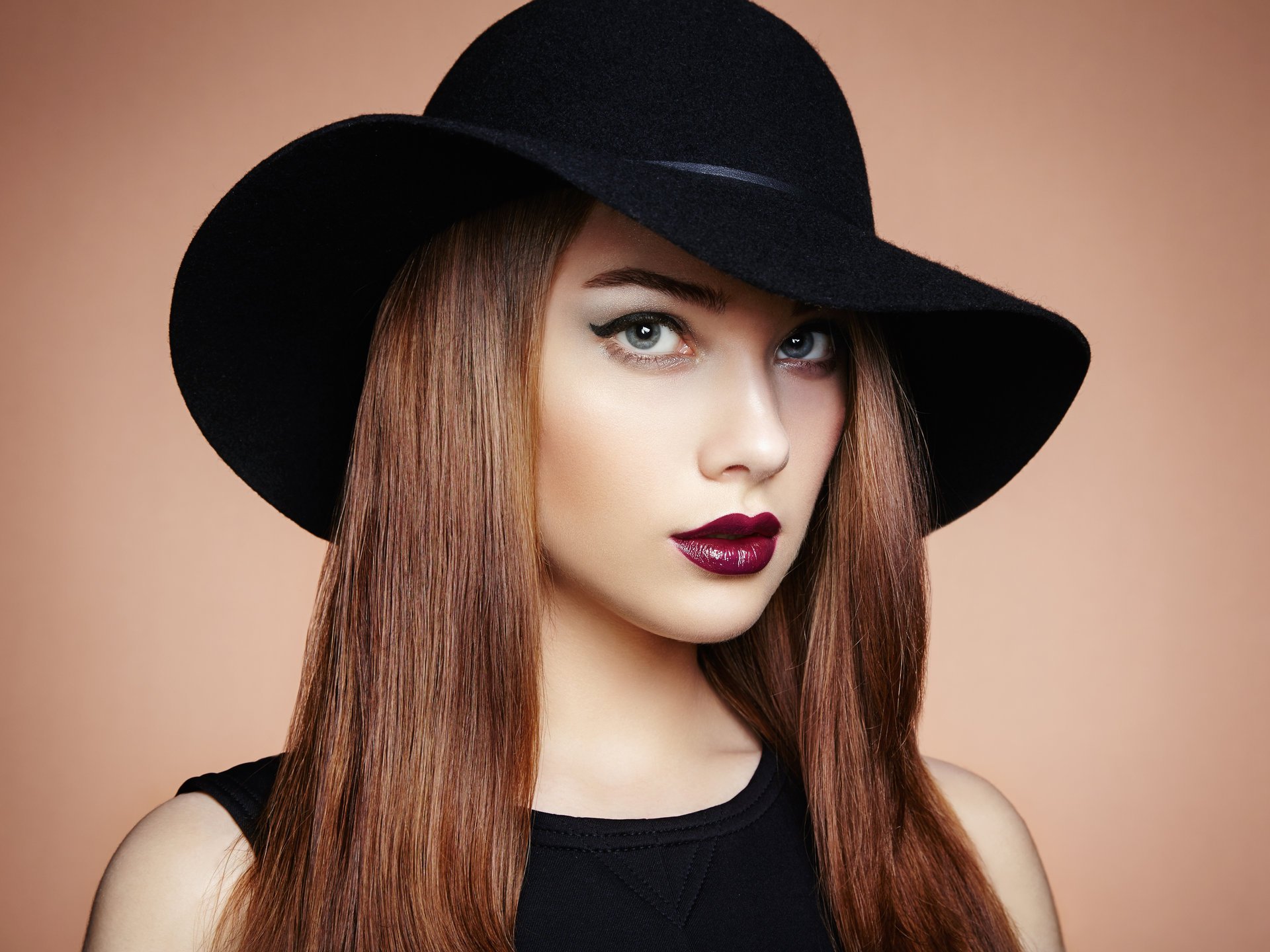 ragazza trucco viso sguardo cappello