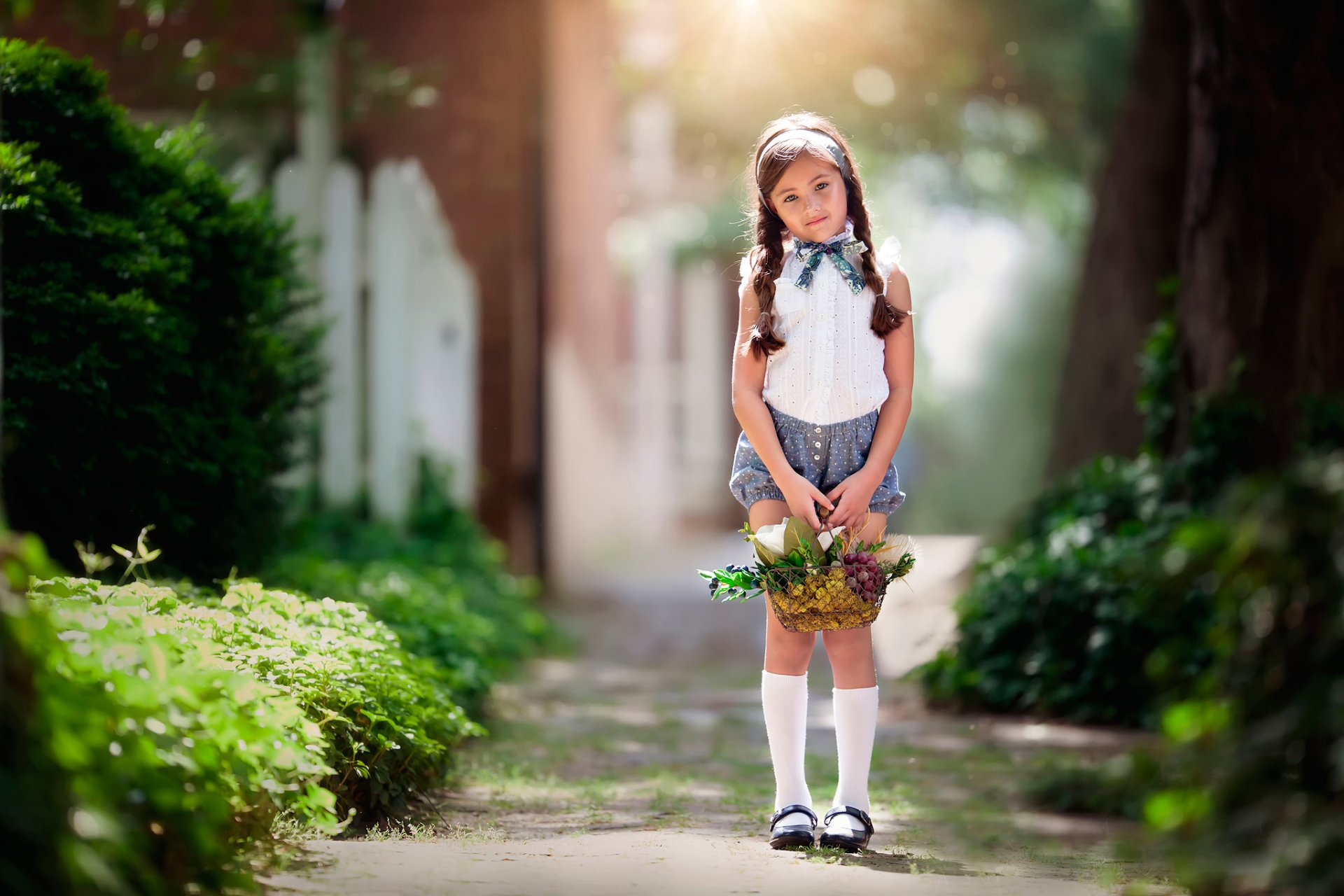 attesa fotografia per bambini ragazza trecce cestino luce del sole