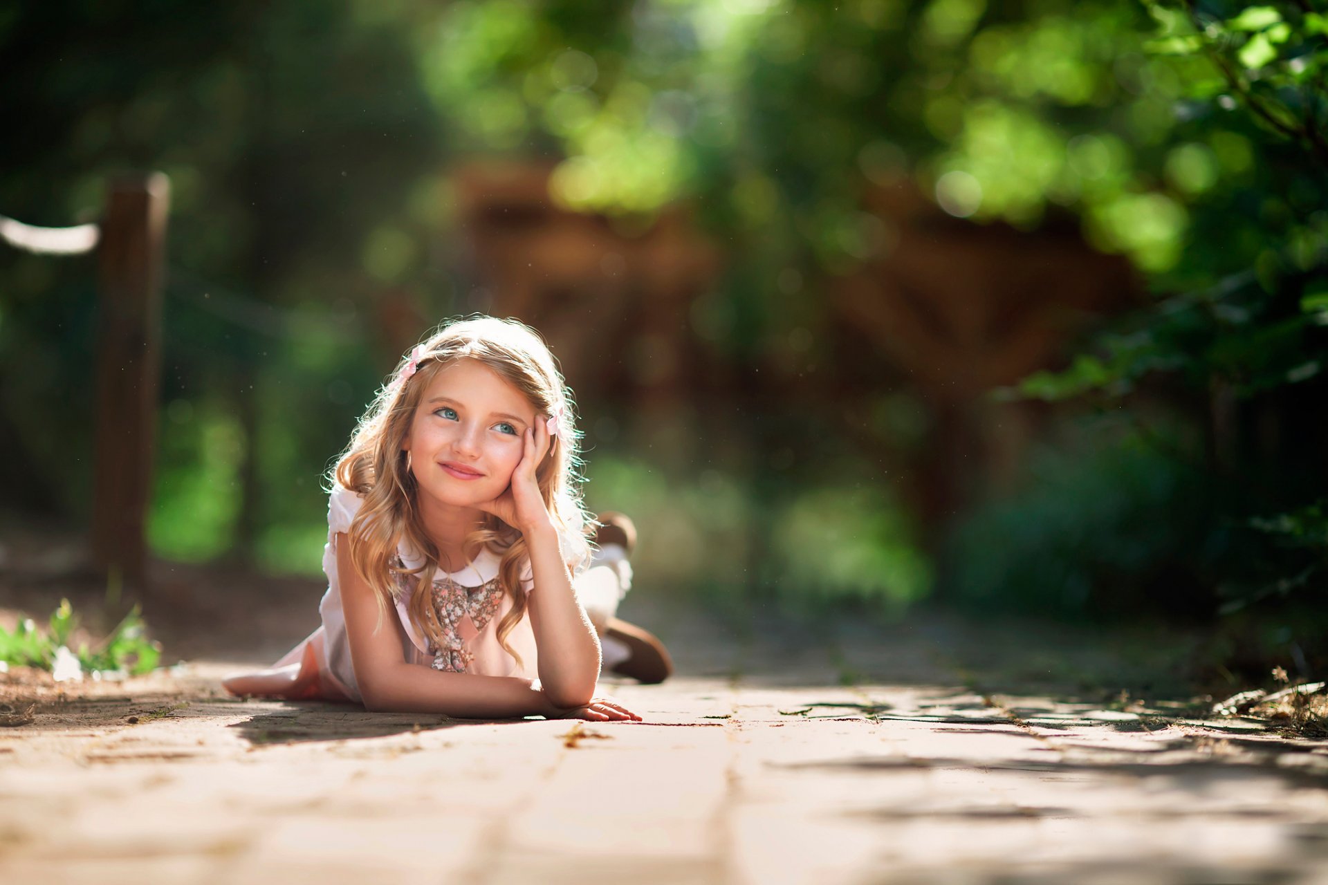 śnić dziewczyna fotografia dziecięca uśmiech słońce bokeh