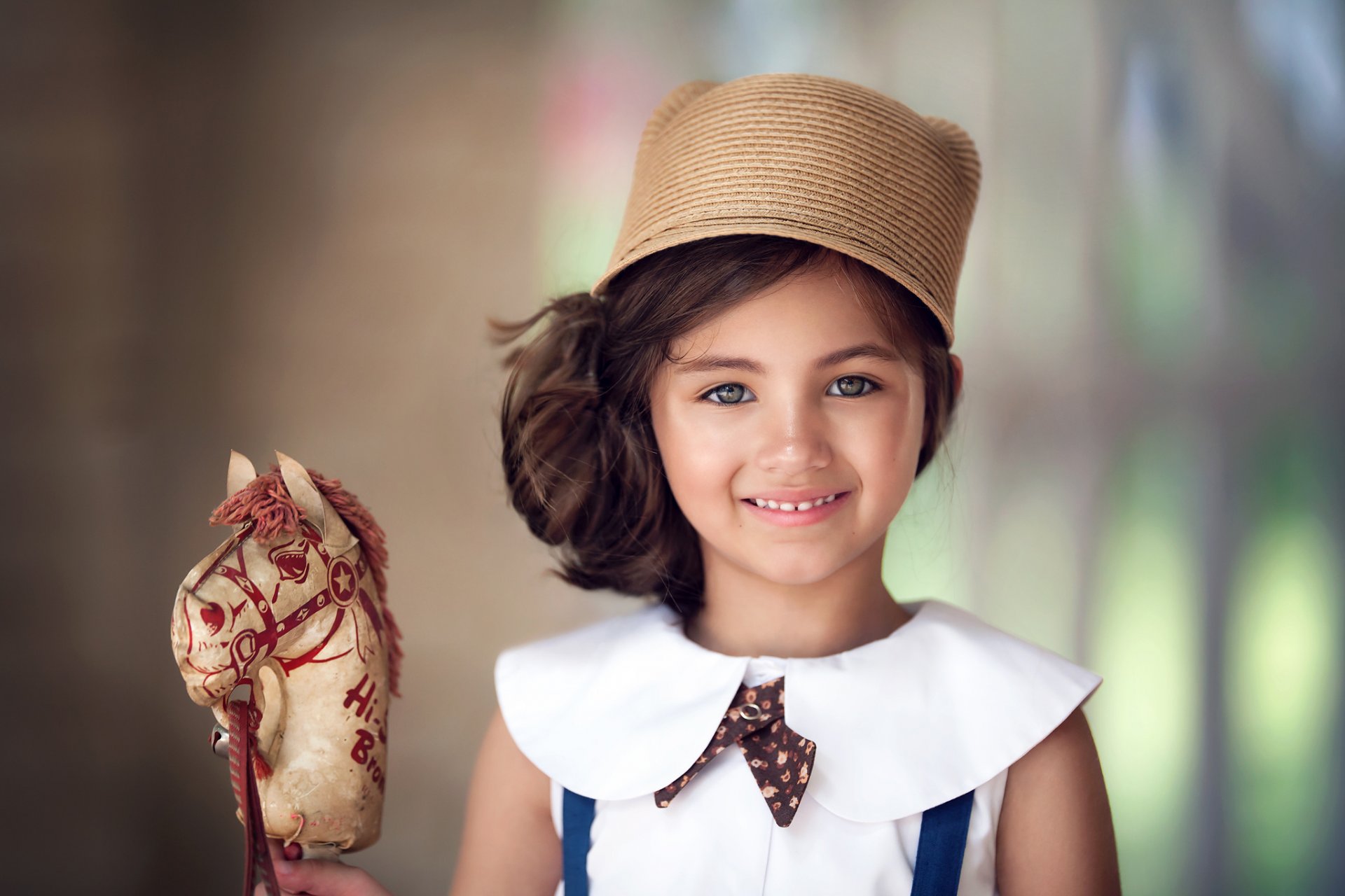 photographie de bébé jouet cheval vintage fille chapeau cheval