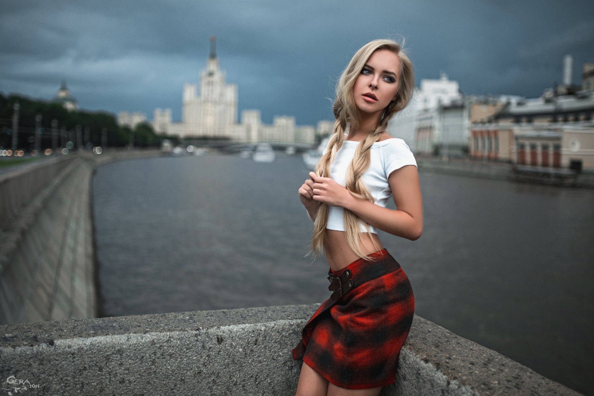 dziewczyna victoria pichkurova blondynka miasto moskwa rosja t-shirt krótki spódnica rzeka bokeh długowłosy piękny elegancki ładny atrakcyjny chmury pochmurno warkocze