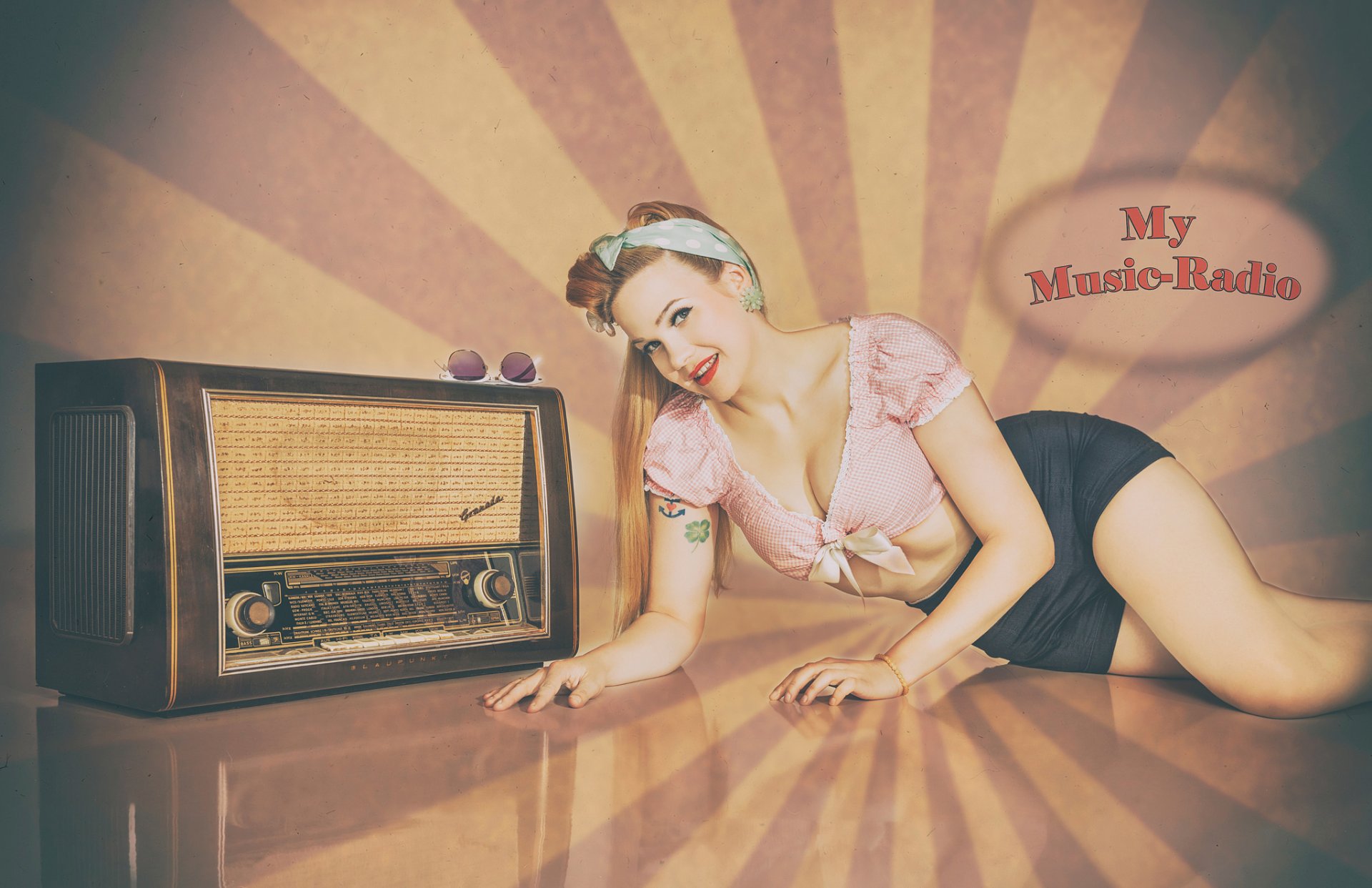 temps radio rétro fille pin-up