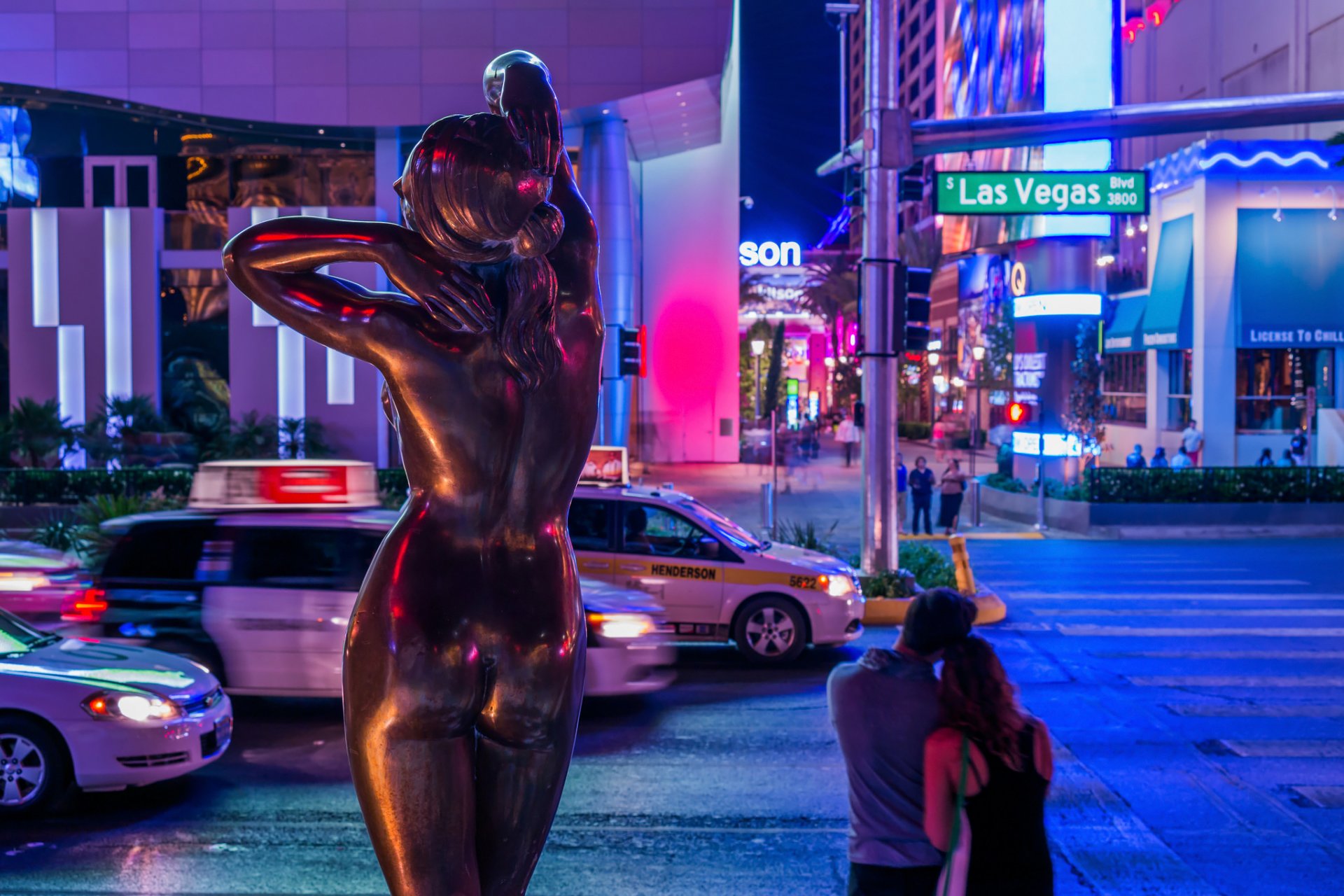 las vegas statua strada notte