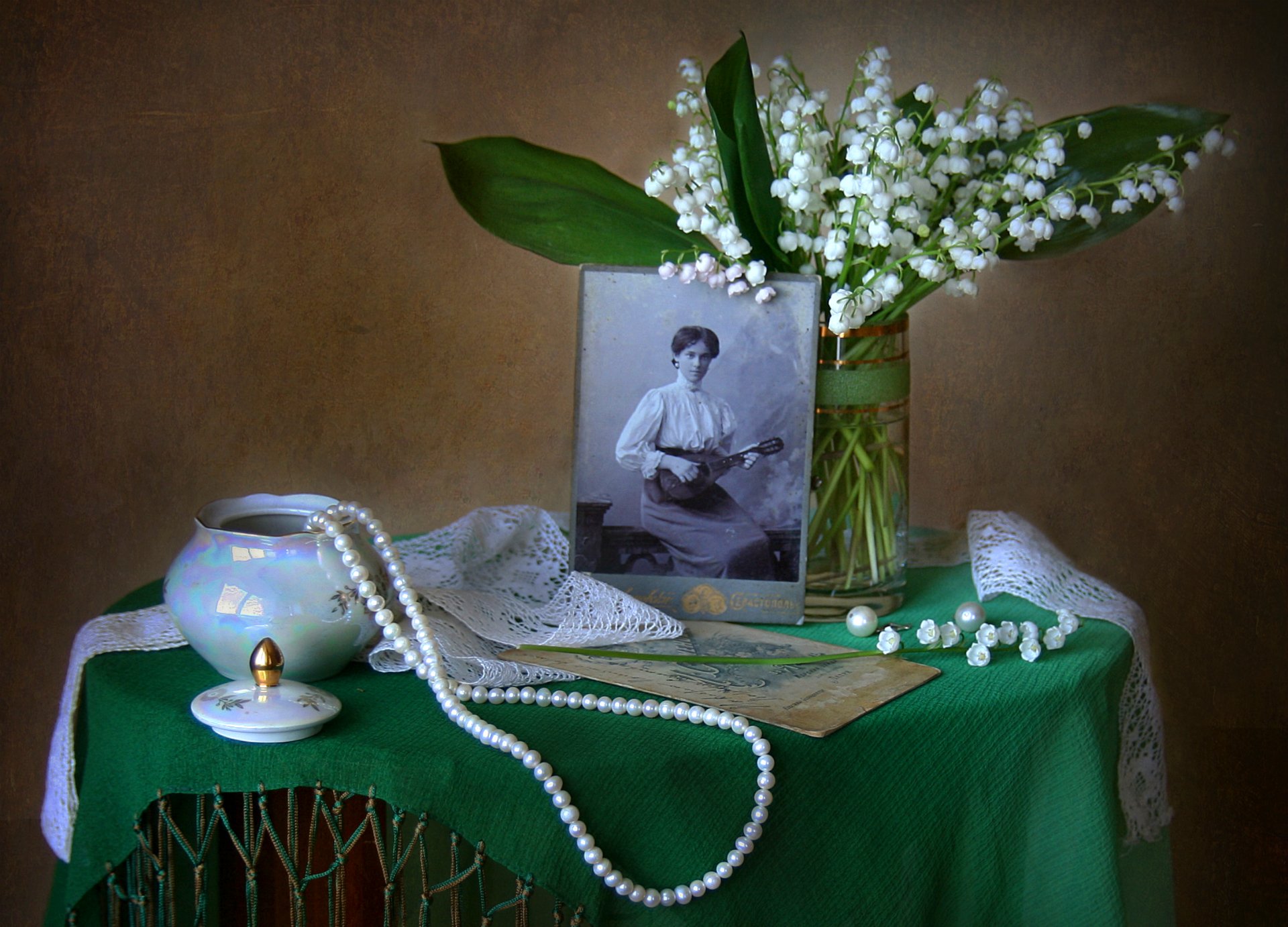 nature morte muguet bouquet photo collier rétro vintage texture