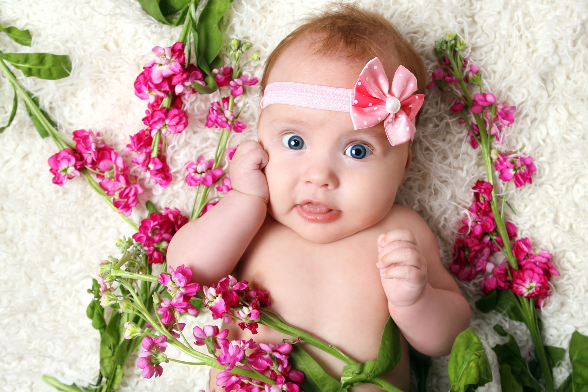 belle fille heureux sourire jouer fille enfant grands yeux bleus fleurs belle fille heureux jeu mignon