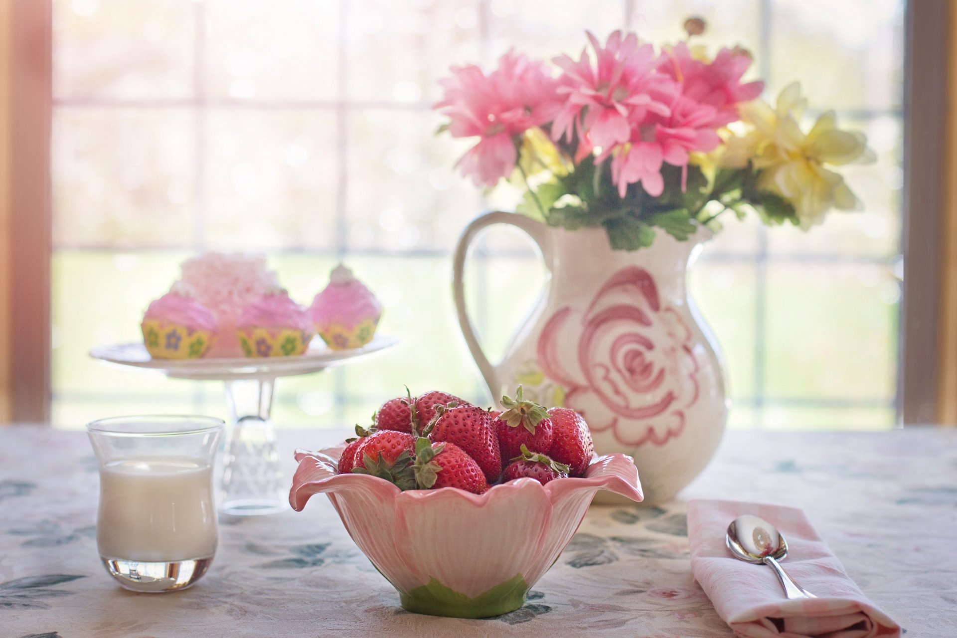 stillleben tisch schüssel beeren erdbeeren glas milch kuchen blumen krug fenster