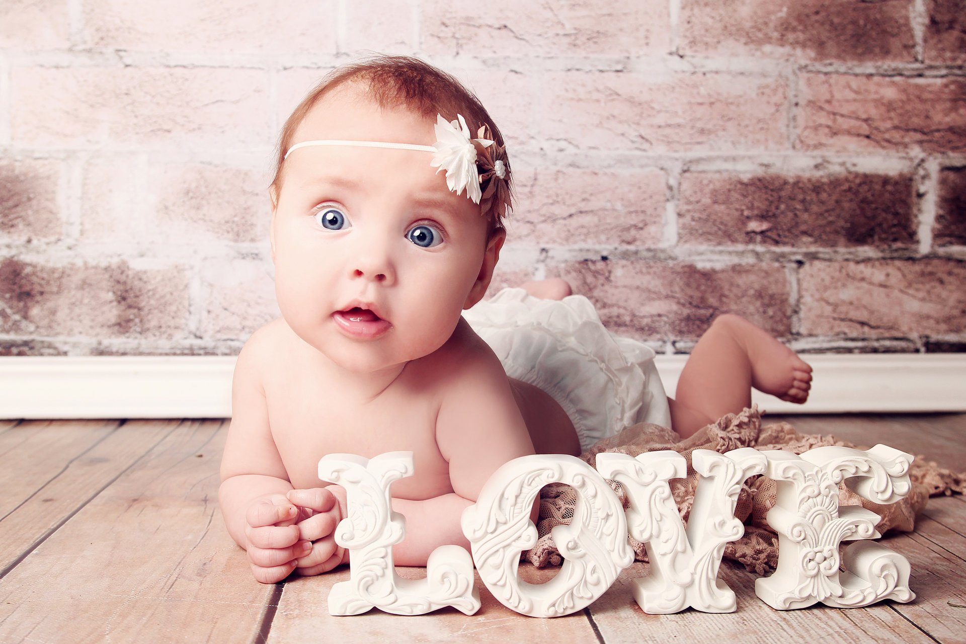 happy baby big beautiful blue eyes surprised girl newborn love cute surprised little girl newborn kid