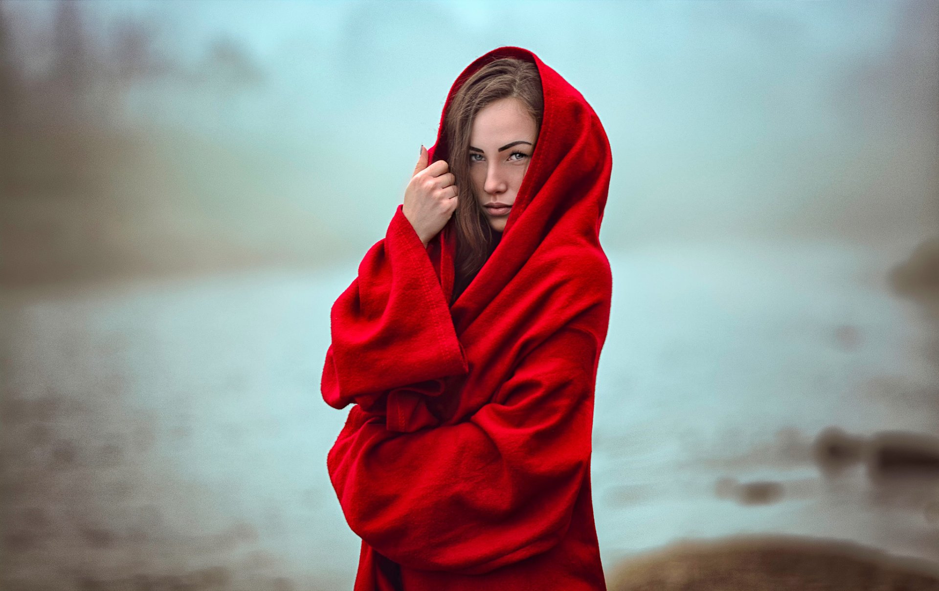 katie sendza mystisch mädchen in rot bokeh nebel