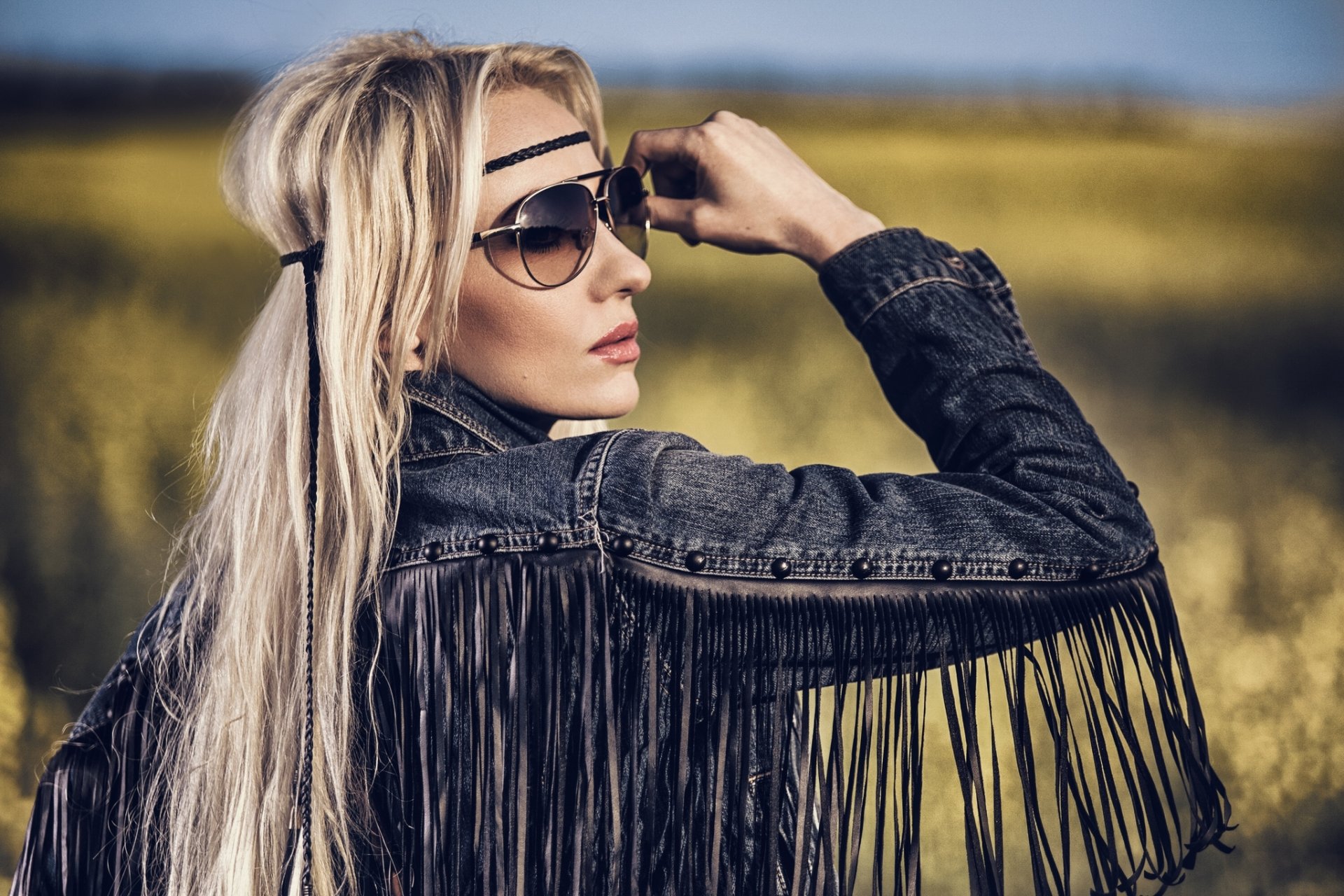 modelo hippie pose denim pelo gafas