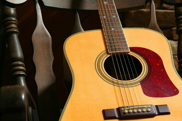 Guitare repose sur une chaise