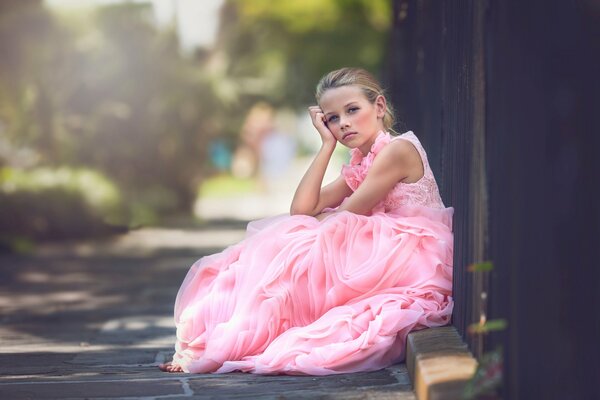 Julia from the side in a pink dress