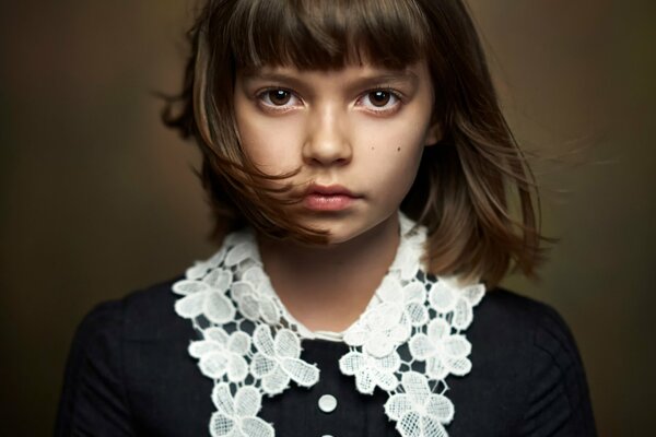 Hermoso retrato de una niña de ojos marrones