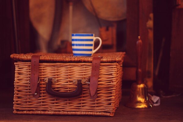 La tasse se trouve sur le panier à côté de la cloche