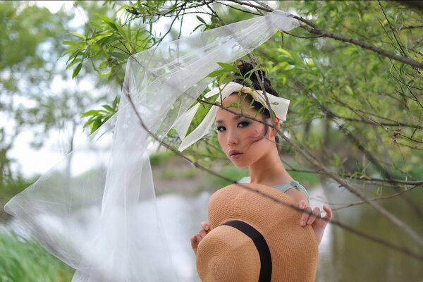 Photoshoot fille avec chapeau dans la nature