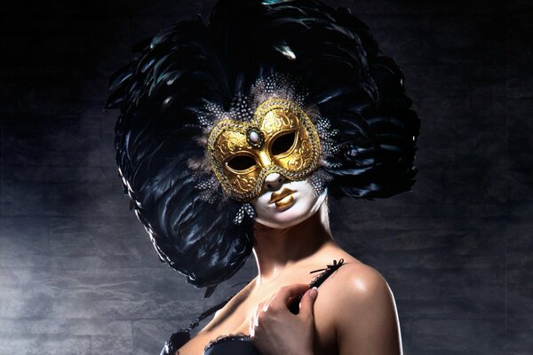 Взгляд из-под золотой венецианской маски