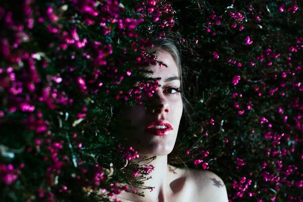 Harmoniser le maquillage des lèvres de la fille avec des fleurs roses