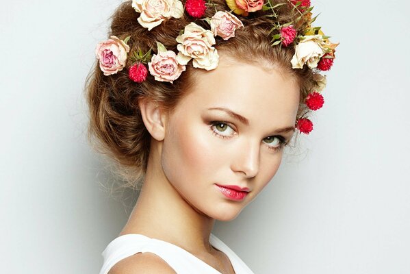 Fille avec des fleurs dans les cheveux