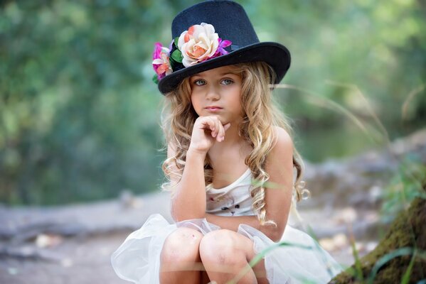 Ragazza carina in un cappello carino