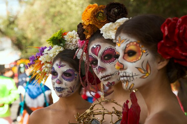 Девушки с раскрашеннвми лицами и цветами на голове
