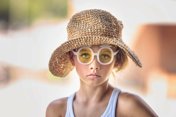 Ragazza con cappello ritratto dalla natura