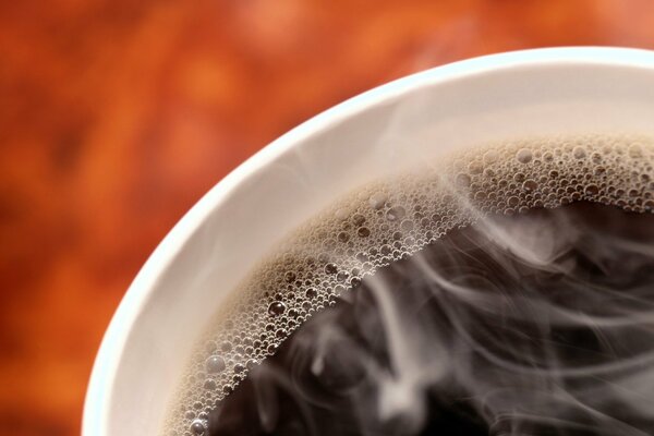 Tazza con caffè nero e bolle