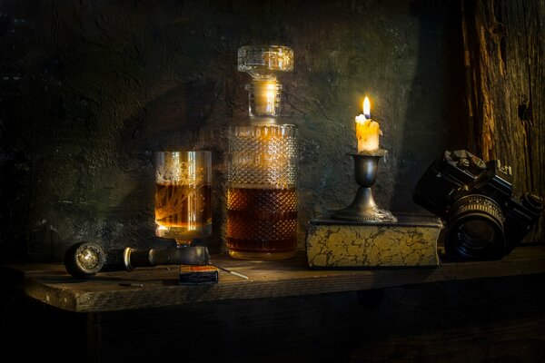 Stimmungsvoller Abend mit Cognac bei Kerzenschein