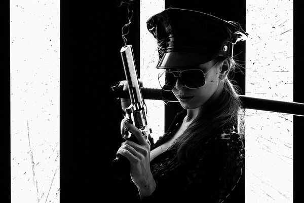 Schwarz-Weiß-Foto eines Mädchens mit einem Revolver