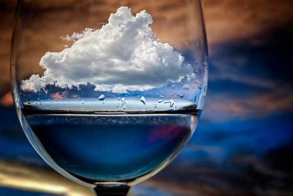 Bicchiere da vino macro con nuvola in vetro