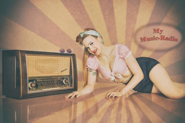 Pin up con la ragazza alla radio tempo