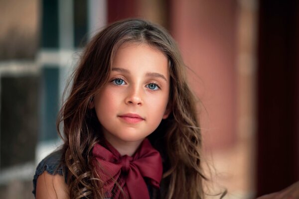 Fille aux yeux bleus et de belles boucles