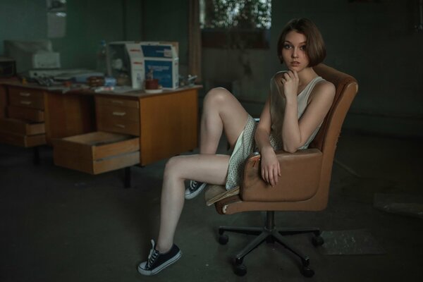 Olga Puschkin sitzt auf einem Stuhl