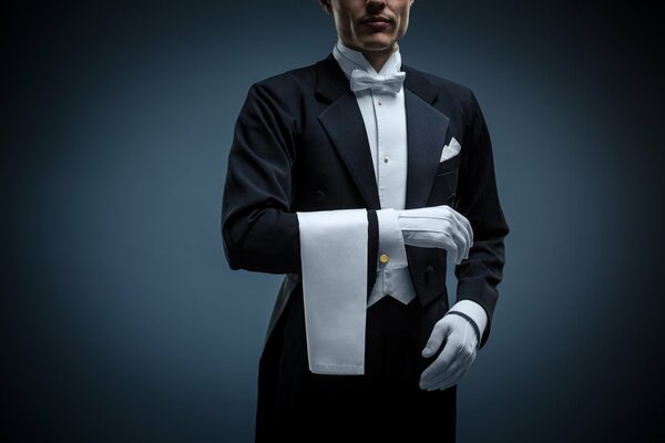 Eleganter Mann im Dienst eines Butlers