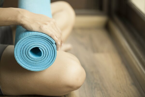 Un tapis de fitness rembourré est nécessaire pour faire de l exercice