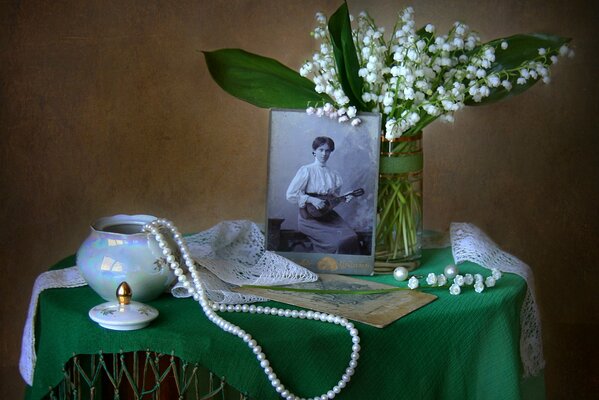 Photo rétro sur la table avec muguet