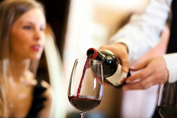 Bicchiere di vino rosso per una signora affascinante