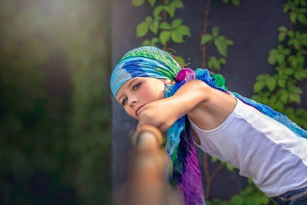 Julia altork fille en t-shirt avec un foulard de couleur paon