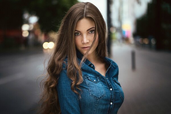 Mädchen im Jeans-Outfit vor dem Hintergrund der Stadt