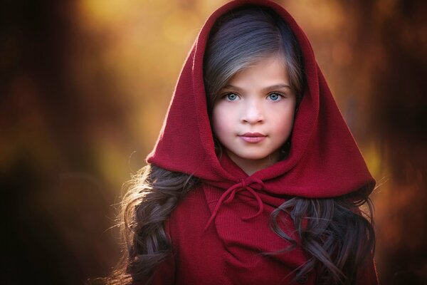 Hermoso retrato de una niña con capucha roja