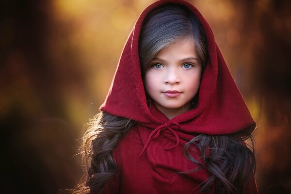 Beau portrait d une jeune fille à capuche rouge