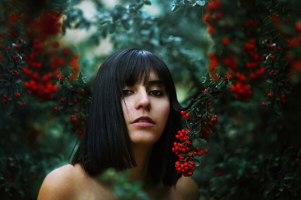 Fille aux cheveux noirs sur fond de nature