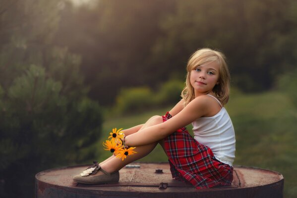 Verano en la víspera de cumpleaños de una niña con flores