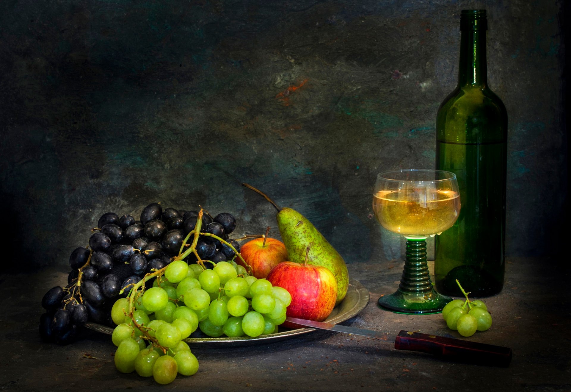 flux de vin doux bouteille vin blanc couteau fruits nature morte