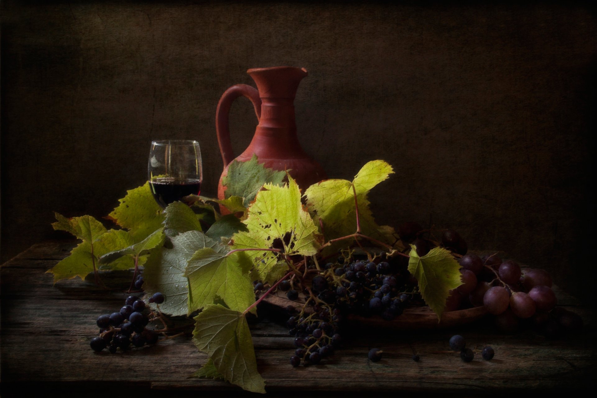 krug wein trauben stillleben