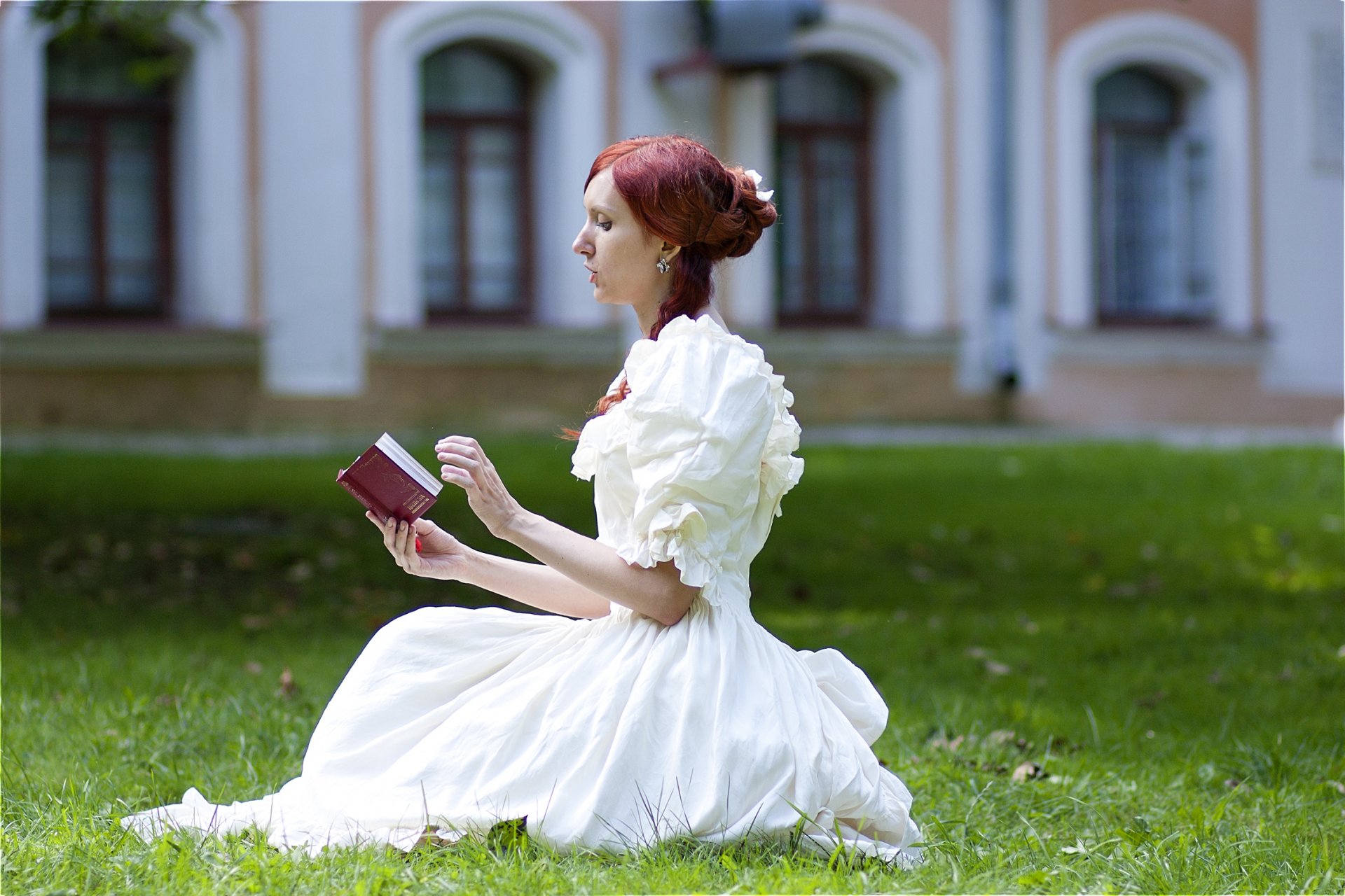 hierba césped blanco vestido libro