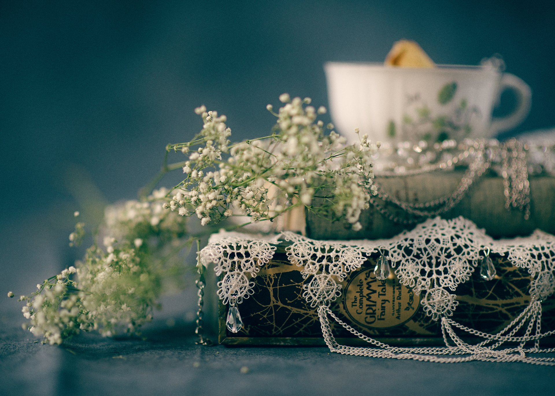 livre dentelle contes fleurs bokeh