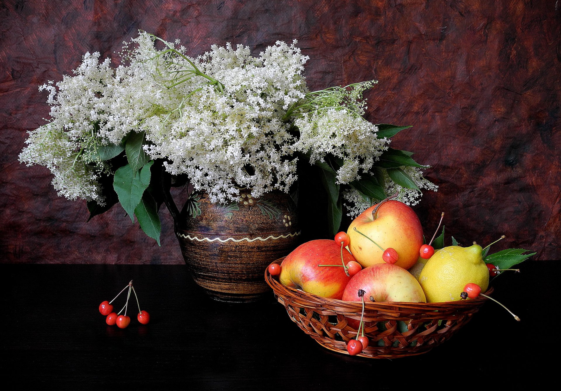 natura morta vaso fiori frutta mela limone ciliegia